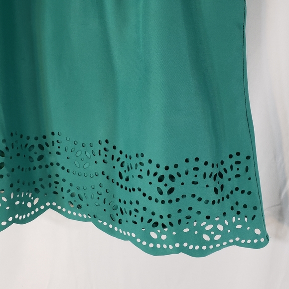 Banana Republic NWOT Green Perforated Front Hem Button Back Neck Top Size Small - Picture 3 of 7